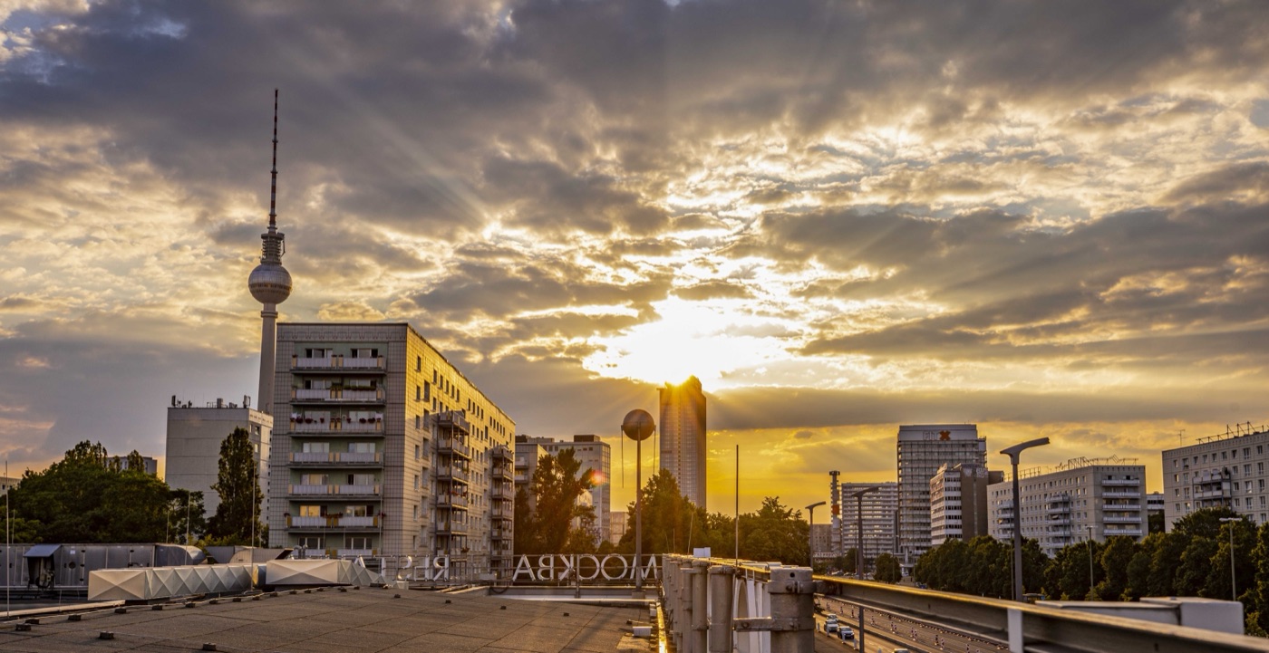 Berlin bei Sonnenuntergang mit Fernsehturm, Karl-Marx-Allee
